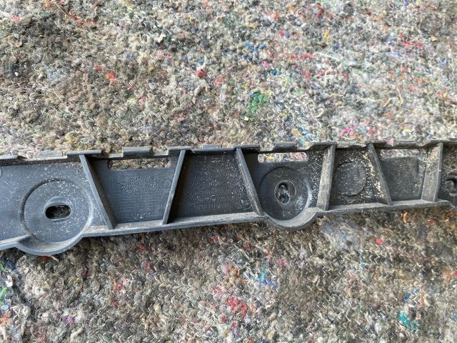 bontott SKODA OCTAVIA III Bal hátsó Lökhárító Tartó (Műanyag)