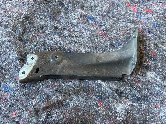 bontott SKODA OCTAVIA III Bal Sárvédő Oldaltartó