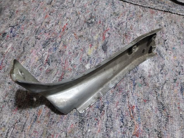 bontott SKODA OCTAVIA III Bal Sárvédő Oldaltartó