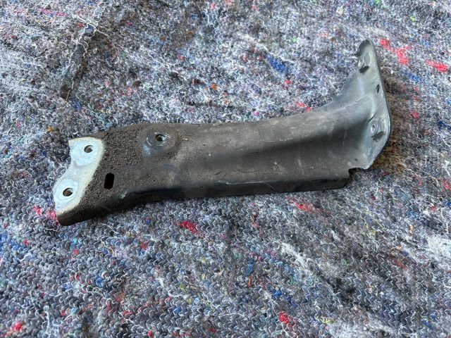 bontott SKODA OCTAVIA III Bal Sárvédő Oldaltartó