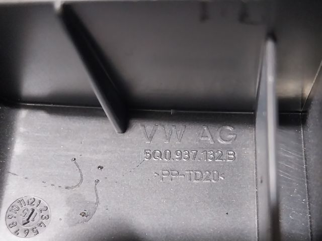 bontott SKODA OCTAVIA III Biztosítéktábla Fedél