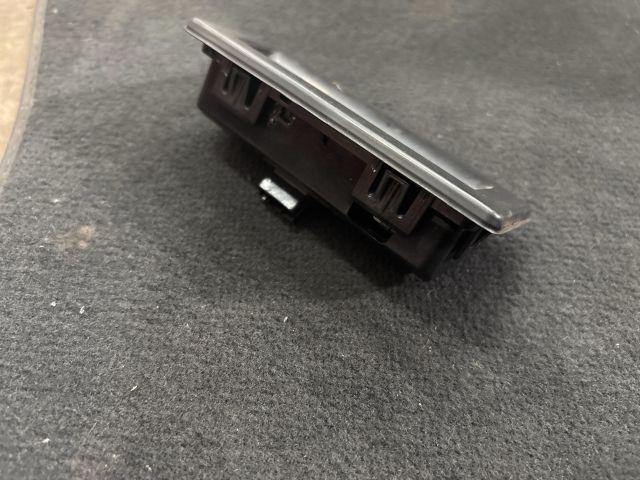 bontott SKODA OCTAVIA III Csomagtér Nyitó Kar / Gomb