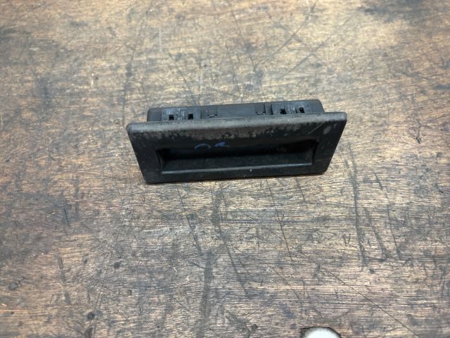 bontott SKODA OCTAVIA III Csomagtér Nyitó Kar / Gomb