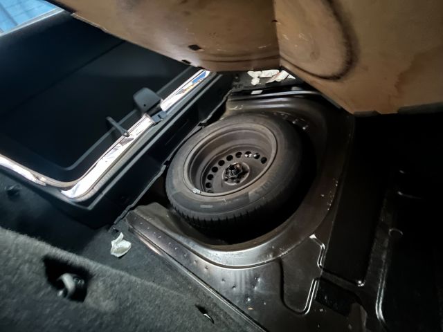 bontott SKODA OCTAVIA III Csomagtér Tálca