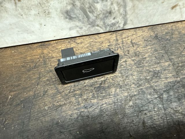 bontott SKODA OCTAVIA III Csomagtérajtó Kapcsoló