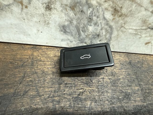 bontott SKODA OCTAVIA III Csomagtérajtó Kapcsoló