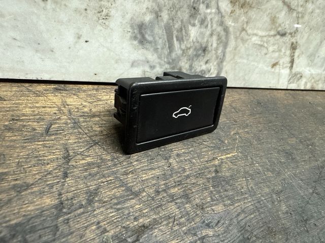 bontott SKODA OCTAVIA III Csomagtérajtó Kapcsoló