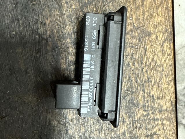 bontott SKODA OCTAVIA III Csomagtérajtó Kapcsoló