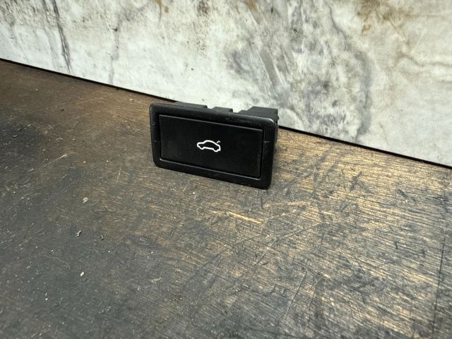 bontott SKODA OCTAVIA III Csomagtérajtó Kapcsoló