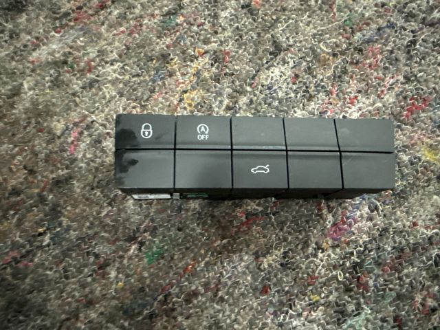 bontott SKODA OCTAVIA III Csomagtérajtó Kapcsoló