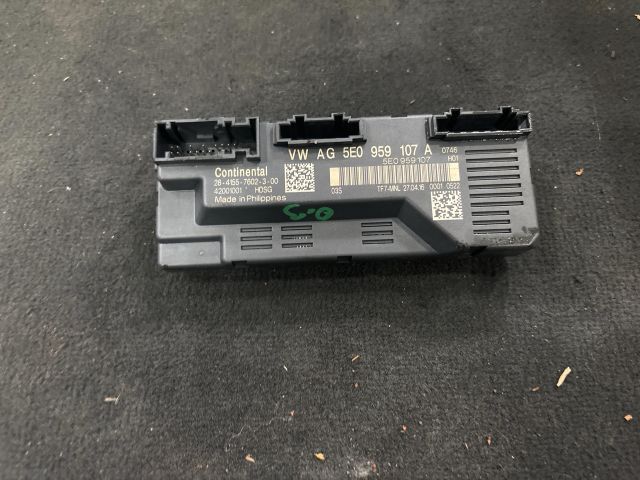 bontott SKODA OCTAVIA III Csomagtérajtó Motor Elektronika