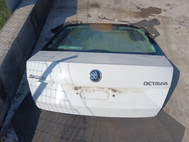 bontott SKODA OCTAVIA III Csomagtérajtó (Részeivel)
