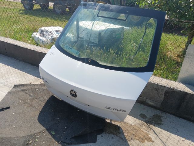 bontott SKODA OCTAVIA III Csomagtérajtó (Részeivel)