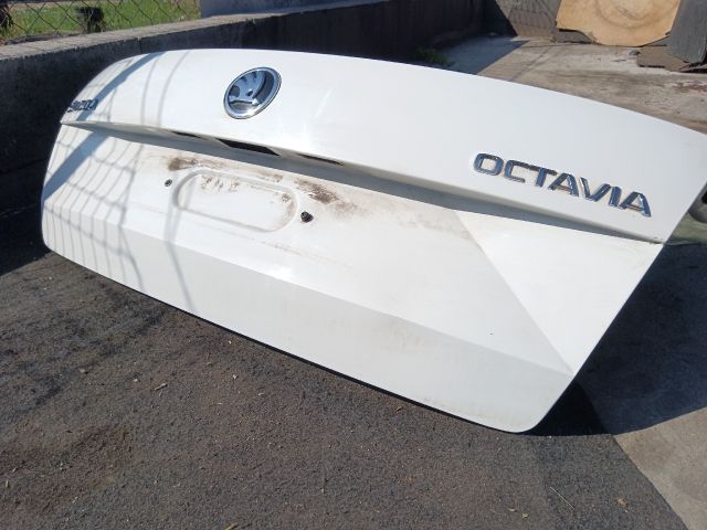 bontott SKODA OCTAVIA III Csomagtérajtó (Részeivel)