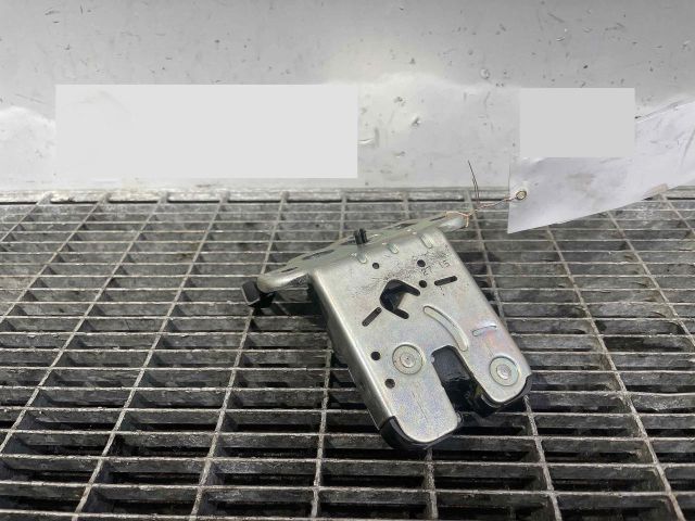 bontott SKODA OCTAVIA III Csomagtérajtó Ütköző