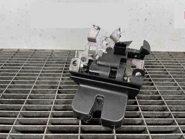 bontott SKODA OCTAVIA III Csomagtérajtó Ütköző