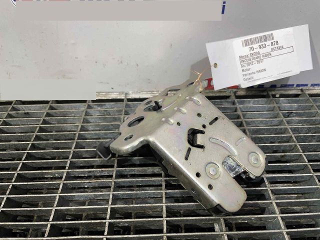 bontott SKODA OCTAVIA III Csomagtérajtó Ütköző