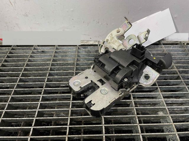 bontott SKODA OCTAVIA III Csomagtérajtó Ütköző