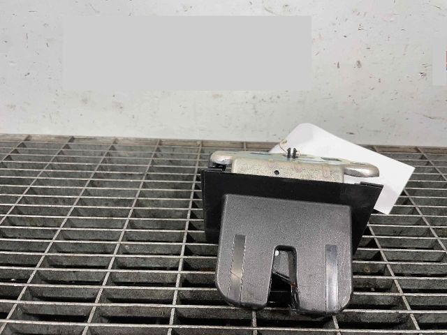 bontott SKODA OCTAVIA III Csomagtérajtó Ütköző