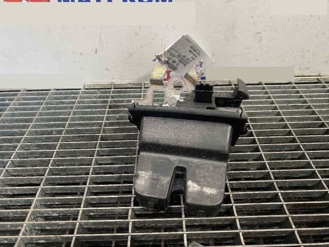 bontott SKODA OCTAVIA III Csomagtérajtó Ütköző