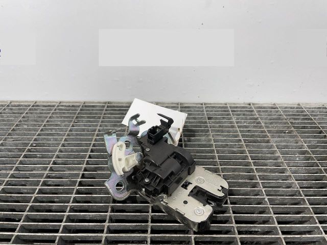 bontott SKODA OCTAVIA III Csomagtérajtó Ütköző