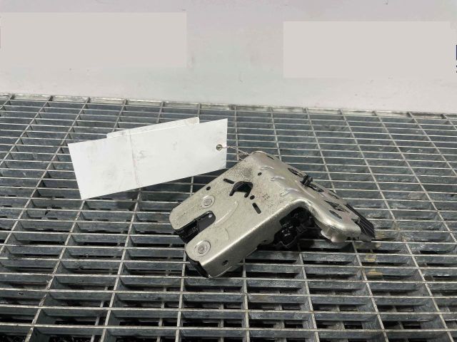 bontott SKODA OCTAVIA III Csomagtérajtó Ütköző