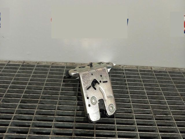 bontott SKODA OCTAVIA III Csomagtérajtó Ütköző