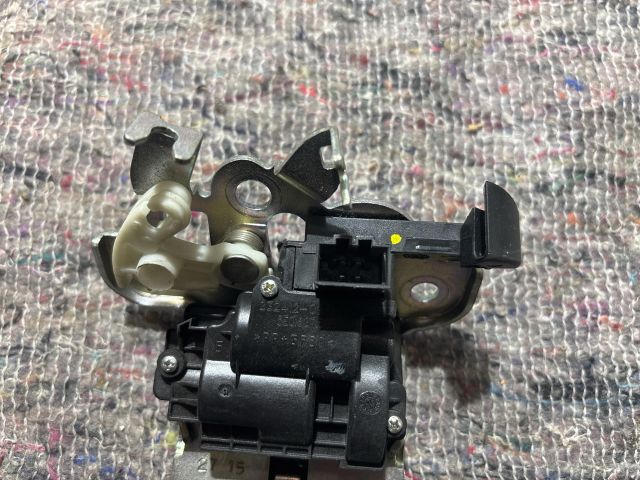 bontott SKODA OCTAVIA III Csomagtérajtó Zárbetét