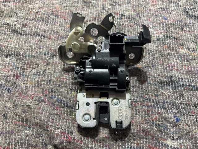 bontott SKODA OCTAVIA III Csomagtérajtó Zárbetét