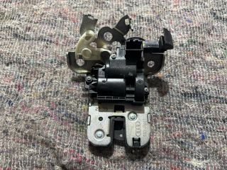 bontott SKODA OCTAVIA III Csomagtérajtó Zárbetét