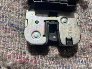 bontott SKODA OCTAVIA III Csomagtérajtó Zárbetét