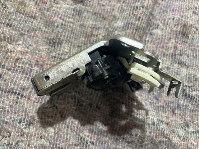 bontott SKODA OCTAVIA III Csomagtérajtó Zárbetét