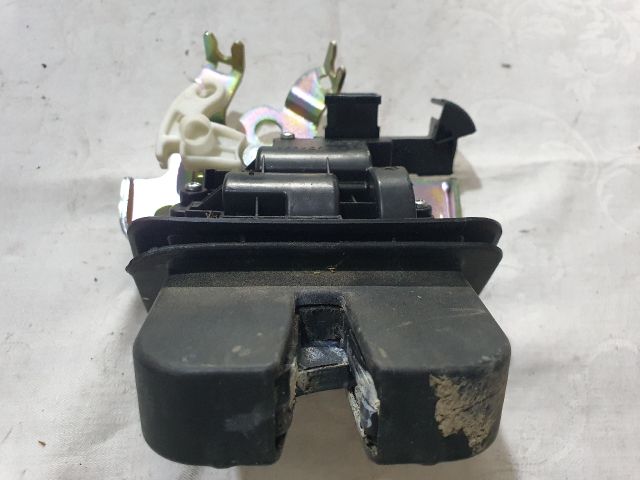 bontott SKODA OCTAVIA III Csomagtérajtó Zárszerkezet