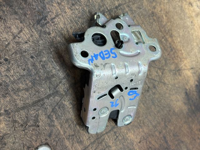 bontott SKODA OCTAVIA III Csomagtérajtó Zárszerkezet