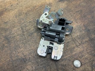 bontott SKODA OCTAVIA III Csomagtérajtó Zárszerkezet