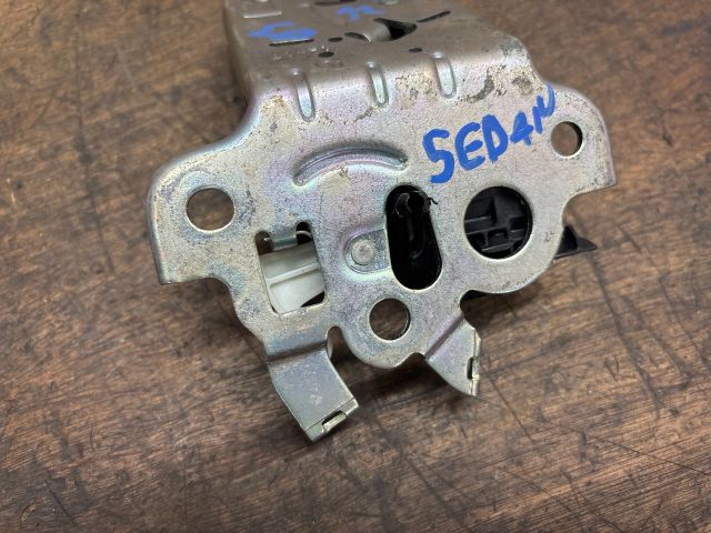 bontott SKODA OCTAVIA III Csomagtérajtó Zárszerkezet