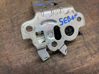 bontott SKODA OCTAVIA III Csomagtérajtó Zárszerkezet