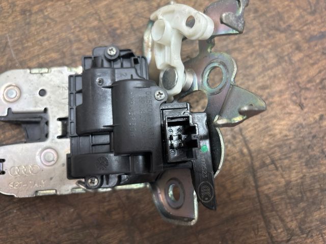 bontott SKODA OCTAVIA III Csomagtérajtó Zárszerkezet