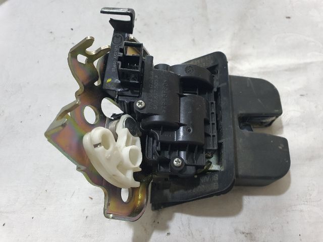 bontott SKODA OCTAVIA III Csomagtérajtó Zárszerkezet