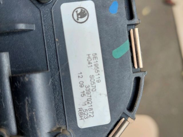 bontott SKODA OCTAVIA III Első Ablaktörlő Szerkezet Motorral