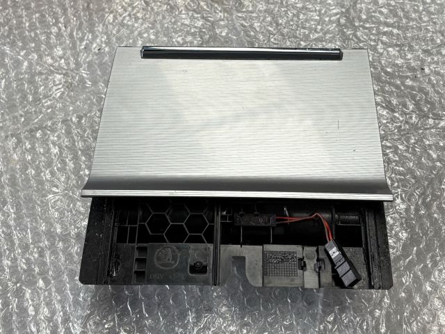 bontott SKODA OCTAVIA III Első Hamutartó