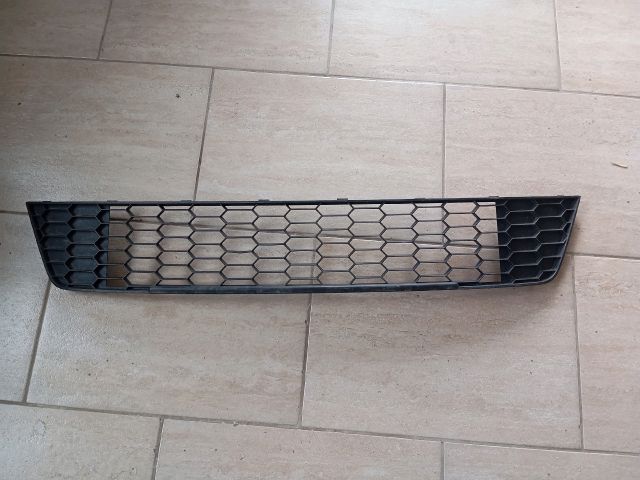 bontott SKODA OCTAVIA III Első Lökhárító Alsó Középső Díszrács