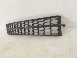 bontott SKODA OCTAVIA III Első Lökhárító Alsó Középső Díszrács