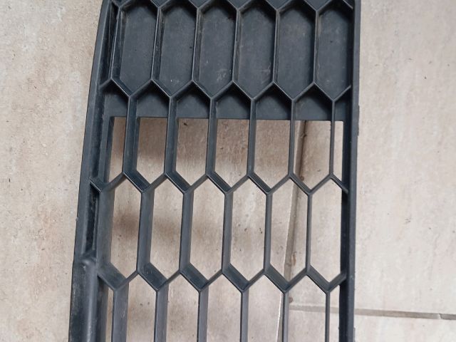 bontott SKODA OCTAVIA III Első Lökhárító Alsó Középső Díszrács