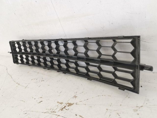 bontott SKODA OCTAVIA III Első Lökhárító Alsó Középső Díszrács