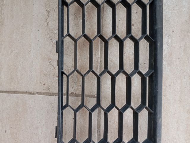 bontott SKODA OCTAVIA III Első Lökhárító Alsó Középső Díszrács