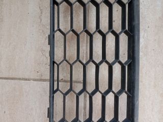 bontott SKODA OCTAVIA III Első Lökhárító Alsó Középső Díszrács