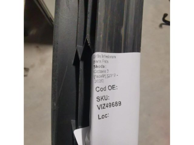 bontott SKODA OCTAVIA III Első Lökhárító Alsó Középső Díszrács