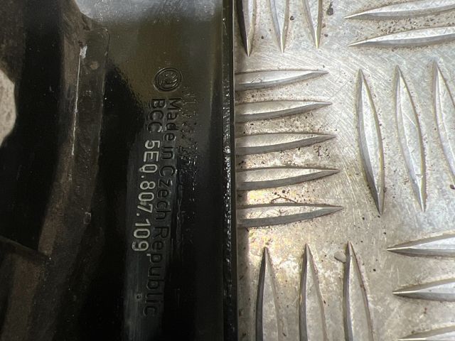 bontott SKODA OCTAVIA III Első Lökhárító Merevítő (Fém)