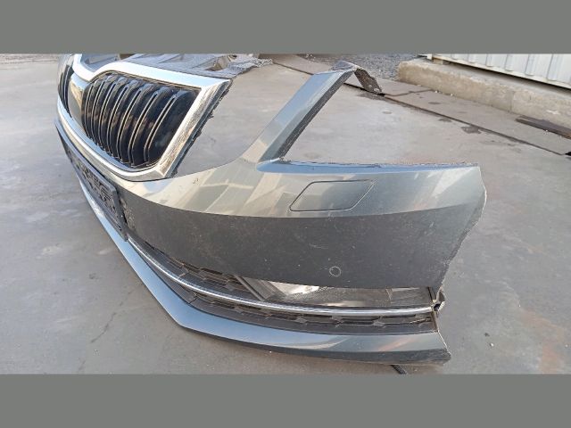 bontott SKODA OCTAVIA III Első Lökhárító (Részeivel)